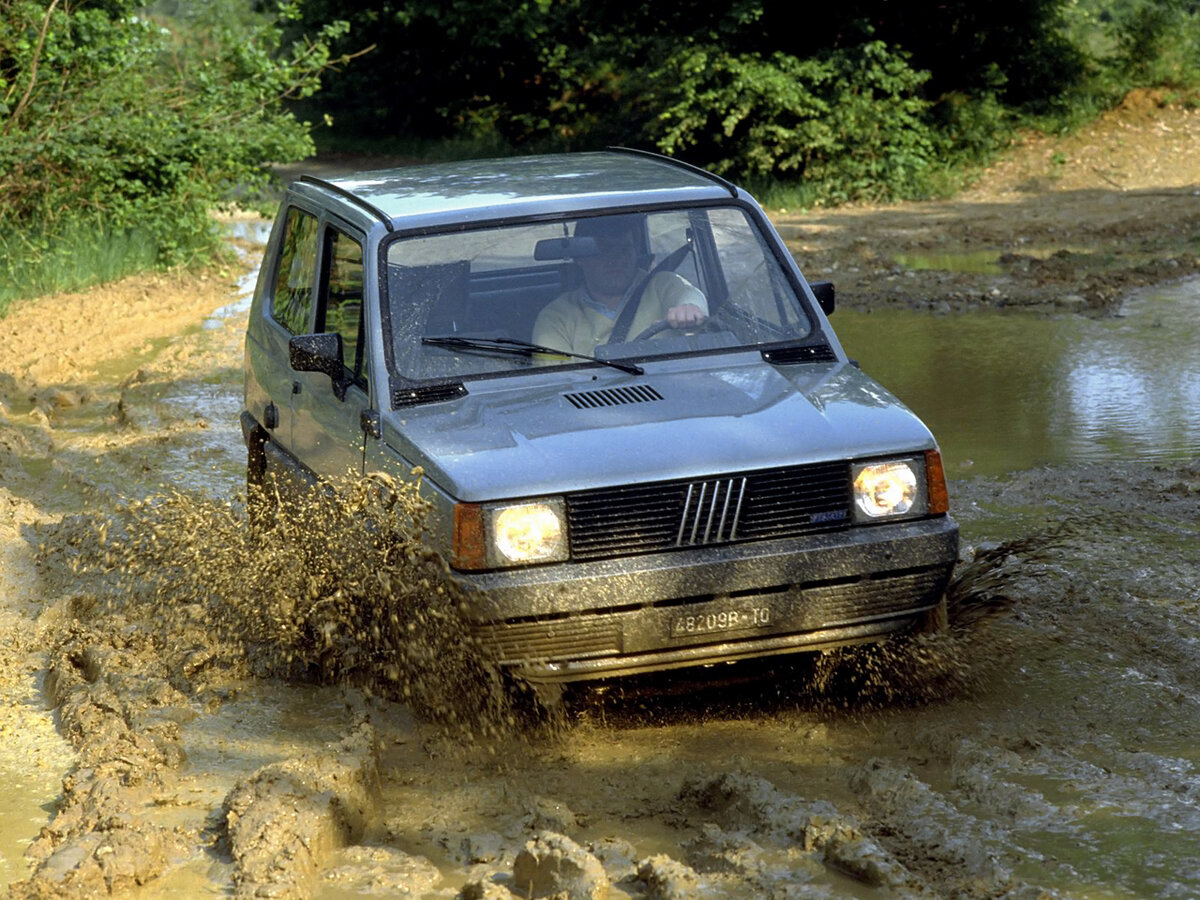 В 1980 году на автосалоне в Турине итальянский гигант Fiat представил  новую компактную модель Panda, являющуюся современным прочтением идей  Citroen 2CV и Renault 4 – предельная простота и дешевизна-2