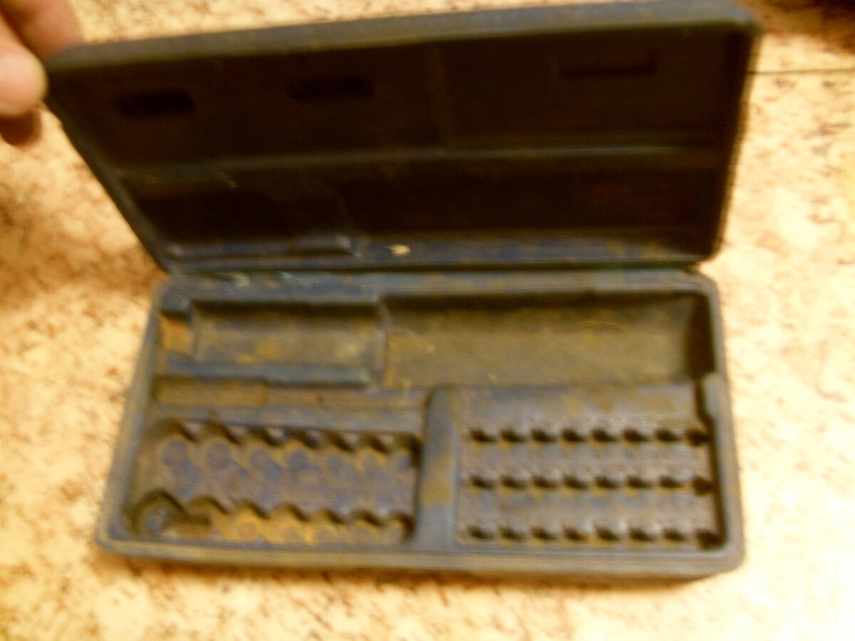 Однако, со временем, посадки под биты перестали их держать на своих местах, что приводило к постоянному бардаку внутри, а в довершение, окончательно отвалился язычок-защелка, что даже привело к потере пары бит (хорошо, не самых нужных)