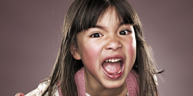 Когда мне было 14, мама второй раз вышла замуж. Не сказать, что она его сильно любила, но после тирании отца, искалечившей мою психику, все казалось почти раем. Переехали жить к отчиму в роскошную квартиру в центре города. У него уже было двое детей после брака с больной женой. Дети казались вполне адекватными. Мой сводный брат только отметил 17-летие, был спортсменом, принял нас и очень хорошо относился. Даже мою странную сестру пытался вовлекать в спорт, несмотря на ее инвалидность. А вот сестра нас ненавидела. Казалось бы, что мы ей такого сделали, обычной девчонке 15 лет. Но то ли переходный возраст взял свое, а то ли шизофрения передалась от матери. Устраивала пакости, скандалы, драки, наливала клей в мамину косметику, заливала двери монтажной пеной – где взяла-то?
 Но однажды она вытворила настоящую дичь — подлила в суп химию для уборки, чтобы нас отравить. Благо, в этот день пообедать супом соизволил только ее отец. Скорая, соседи толпой под окнами… Еле откачали. 
Сейчас, спустя 15 лет, отношения наладились, случай не вспоминаем, но я больше никогда не ел то, что не попробовала она. И, что самое забавное, она жалуется, почему отец к ней относится холодно, без былой любви и нежности.
Действительно, почему
