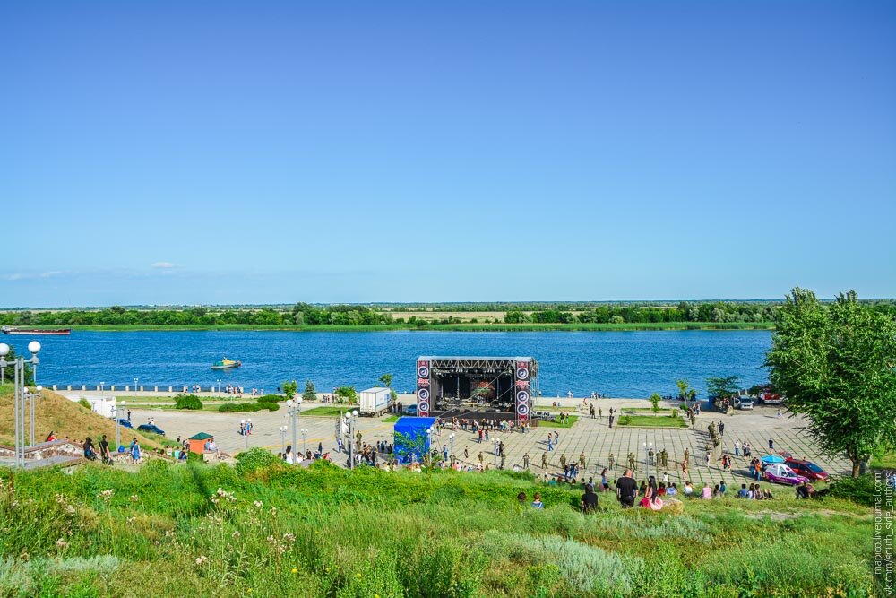 Шел первый час. Водичка греется, все кеды плавятся. Под солнцем порядка 35.

