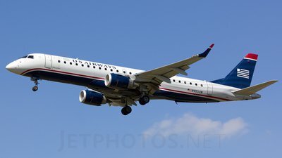Той же самий Embraer 170SU, що і на попередній фотографії, трьома роками раніше - експлуатований авіакомпанією Republic Airlines на маршрутах і в корпоративній лівреї US Airways Express США - головний ринок реактивних регіональних літаків місткістю до 90 крісел