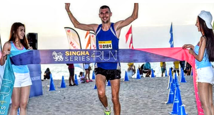 Российский бегун Владислав Демьянов рвет ленту и сердца поклонниц на финише марафона Cha Am Bikini Beach.