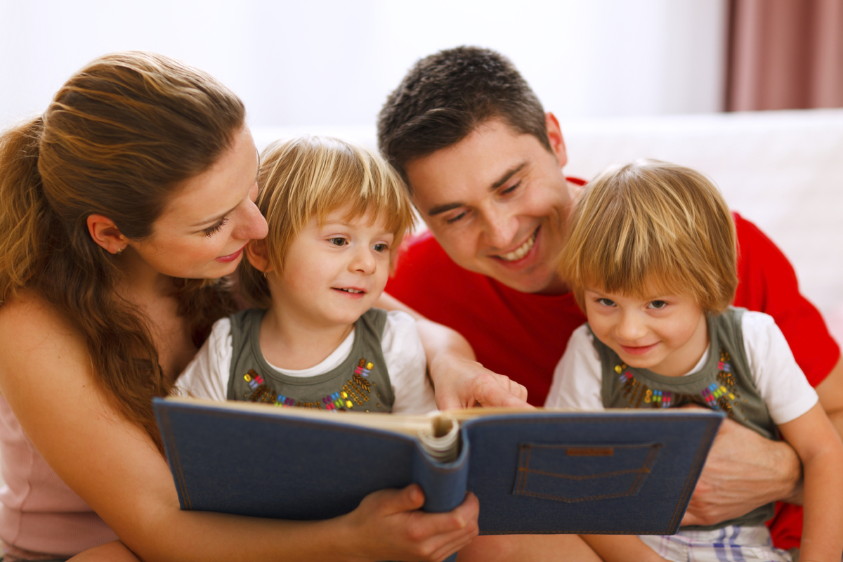 Дети читают детям сайт. Родители и дети. Семейное чтение. Чтение для детей. Чтение родителей и детей.