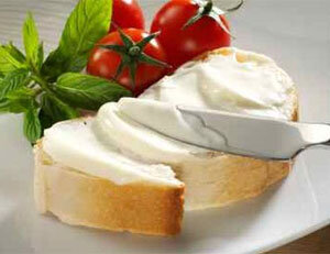 На прилавках в магазине часто встречаются так называемые плавленые сыры. Сегодня хочу рассказать из чего они состоят и безопасны ли они для нашего здоровья?