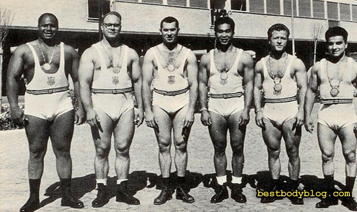 Джим Брэдфорд (крайний с лева) в составе сборной США по тяжелой атлетике 1960 года