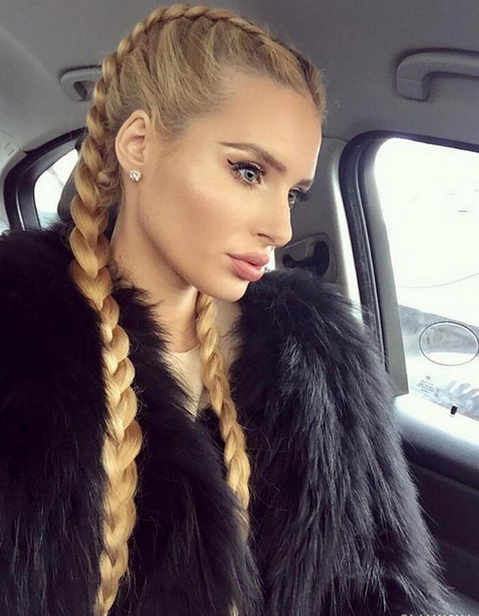 Боксерша с косичками