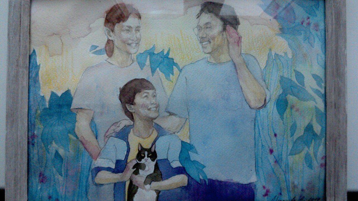 Рисунок питерской соседки семьи Чиковани, сделанный по фотографии 1995 года. Художница только пририсовала кота. «Фото сделано во дворе нашего домика в Алма-Ате, который мы тогда смогли наконец-то себе купить. Сейчас тот период жизни кажется счастливым — мы же склонны к ностальгии. На самом деле он, как и другие, был трудным…»