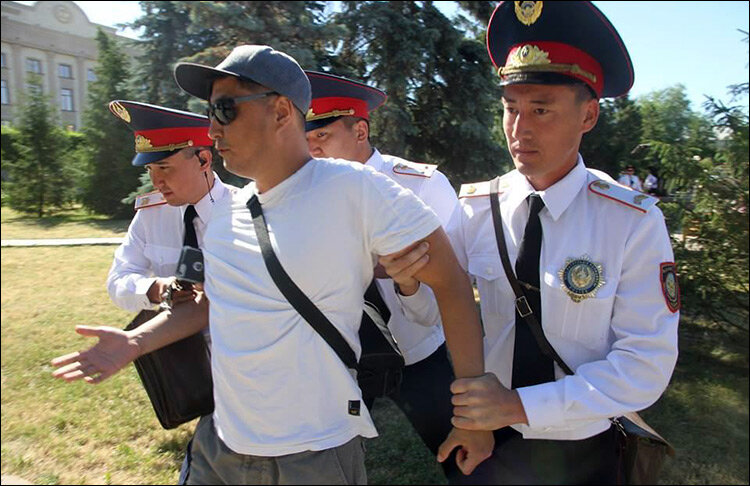 Задержание участника митинга в Алма-Ате. Фото с сайта Azattyk.org
