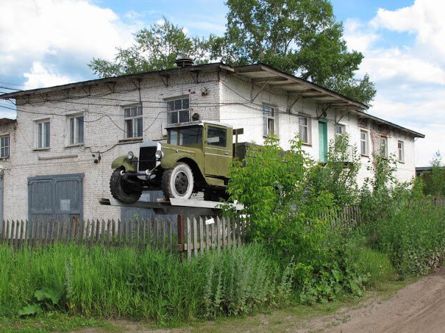 Общий вид на фоне бывшего автохозяйства. Вроде еще не разграблено, но жизни не видно.