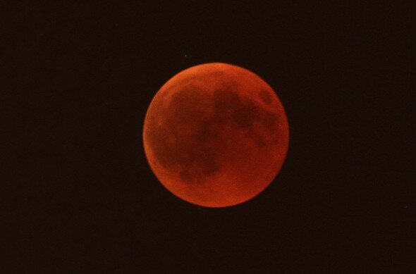 Почему затмение самое длинное, можно узнать на сайте https://www.space.com/41007-blood-moon-2018-longest-lunar-eclipse-guide.html 