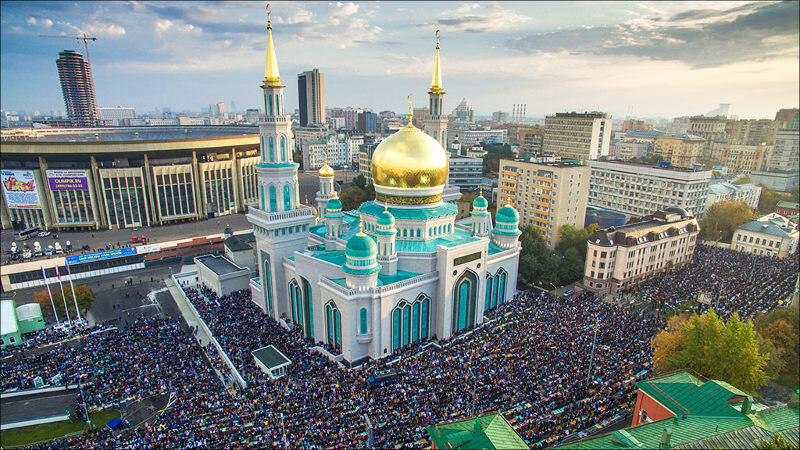 Соборная мечеть в Москве во время празднования Курбан-байрама. Фото с сайта Ntv.ru
