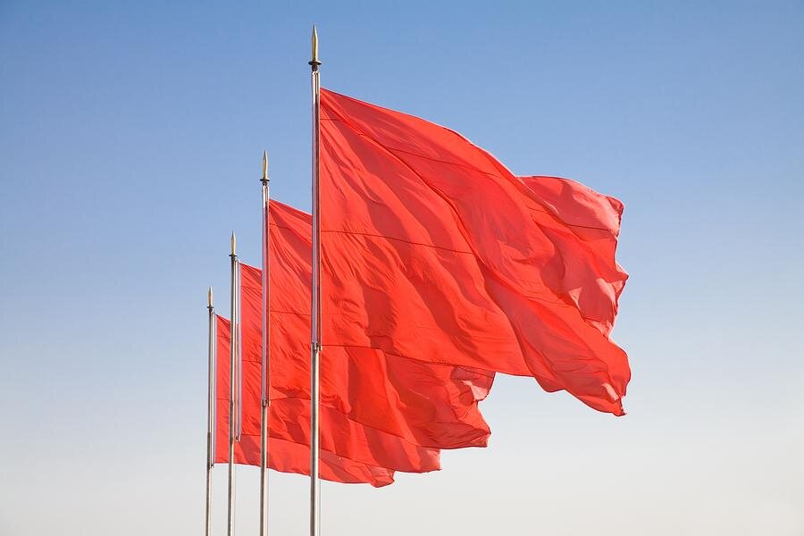 22 августа – День Государственного флага России. Эта дата была официально закреплена президентским указом в 1994 году в память о событиях 1991 года: именно после августовских дней (ГКЧП и пр.) Верховный Совет РСФСР 22 августа 1991 года провозгласил триколор сначала национальным, а 1 ноября того же года – государственным флагом Российской Федерации.