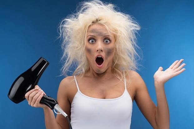 Анекдот про блондинку и шмеля 
Блондинка прибегает к доктору:
Б: - Доктор, помогите! Меня укусил шмель!
Д: - Ничего, щас намажем мазью...
Б: - Но как вы его поймаете? Шмель, наверное, уже далеко улетел!
Д: - Да нет же, намажу то место, где он вас укусил.
Б: - Ааааа. Это было в парке, на скамейке под деревом.
Д: - Вот идиотка! Я помажу вам ту часть тела, куда вас укусил шмель, и
всё пройдёт.
Б: - Ну так бы и сказали, доктор! Шмель укусил меня в палец. Боже, как
это больно!
Д (бьёт себя кулаком по лбу): - Какой именно?!?
Б: (невинно): - Откуда я знаю? По мне так все шмели одинаковые...

***

Сын спрашивает у отца: - Папа, какие женщины меньше изменяют мужьям? Блондинки? С темными волосами, с каштановыми? Или рыжие? - Видишь ли сынок, относительную гарантию могут дать только седые волосы.

***

Моя подруга, натуральная блондинка (какое нелепое совпадение!) вчера
выдала. Пытался выяснить, какой у нее интернет - ADSL или выделенка:
- Ну, хорошо. Какой у тебя провод?
- Серый?
- Толстый?
- Длинный.

***

История из жизни!
Стою на Новосибирском вокзале. Возле мультикассы стоит блондинка, баланс пополняет! А мультикасса говорящая, и из неё говорится "подтвердите правильность номера", блондинка наклоняется к тому месту куда пихать деньги, и громко на весь вокзал говорит: "ПОД-ТВЕР-ЖДАЮ!" После этой фразы по-моему ржала даже мультикасса!

***

- А мне один парень офигенный номер аськи продал, и с такой скидкой, всего за $80! Представляешь?
- Чё за номер-то...
- 275184961
- Ну и дура...
- Да ты чё! приколись! Такого больше ни у кого нет!!

 


 

Разговаривают две блондинки:
- Оказывается в Дубае поезда в метро ходят без машинистов.
- Это понятно, ну откуда в каком-то Дубае возьмутся машинисты электропоездов?

***

У энергетиков какая то авария: отключили свет по всему району.
Время близко к обеду, решил заехать домой пообедать.
Пока раздевался в прихожей разбудил супругу (она отсыпалась после
вчерашнего дня рождения). Та на автомате пошла на кухню.
Зовет:
- У нас лампочка перегорела в холодильнике.
- Милая, все в порядке, просто нет света.
Через минуту.
- И печка сломалась!
- так света нет!
- Но она газовая!
- Так розжиг электрический!
Принес спички, разогрел обед. Ем, жена сидит рассказывает новости.
Поднимается и идет к чайнику:
- Сломался!
- Нет! он тоже электрический!
Посидела.
- Ну что я сижу без дела, пойду постираю.
Возвращается. смеется:
- Вот я глупая, там же темно!
Ага! Еще не учла, что машинка электрическая!
Еще посидела.
- Ой! Мой сериал начался!
Убежала. Я даже ложку отложил, жду продолжения.
Возвращается минут через 5. Грустная, задумчивая. Посидела, помолчала.
Потом. грустно так:
- Не понимаю! Как раньше без электричесва обходились? Как телевизор
смотрели? При свечках. что-ли?

***

Парень - блондинке:
- Тебя как зовут?
- Алиса.
- Прямо как мою любимую группу!
- Какую?

***

Анекдот про блондинку и динозавра.

Блондинку спрашивают - какова вероятность при выходе из дома встретить на улице динозавра?
Ответ - 50%. Вопрос - ??? Ответ - либо встретишь, либо не встретишь!"

***

Если у блондинки горят глаза, значит тараканы в её голове что-то празднуют.