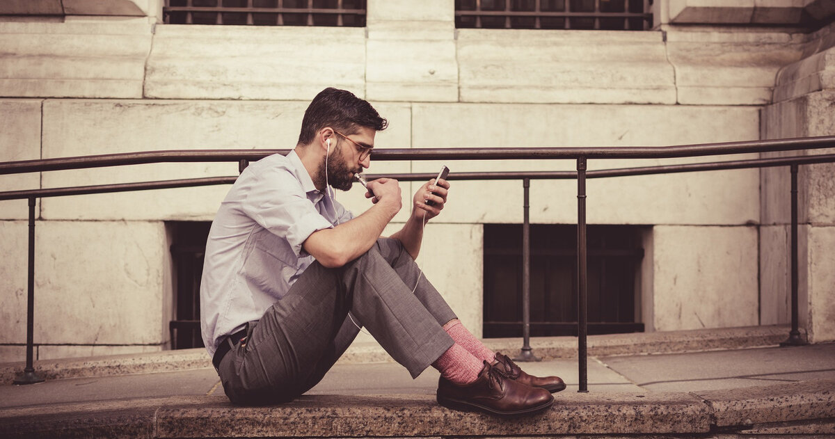 он постоянно пялится в свой телефон