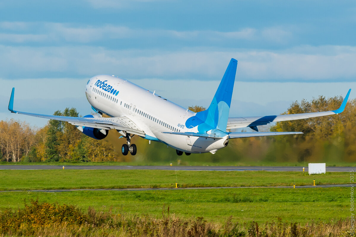 Скорость самолета пассажирского боинга 737. Самолёт Боинг 737. Боинг 737 пассажирский самолёт. Boeing 737 взлет. Boeing 737-800 взлет.