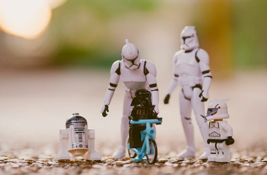 Родители упаковали детей и себя в скафандры и вышли гулять, на улице всего +20 (фото - бесплатный фотобанк Unsplash.com