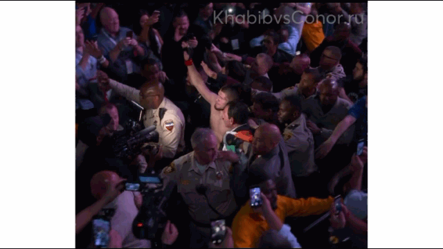 Фанаты забрасывают Хабиба мусором