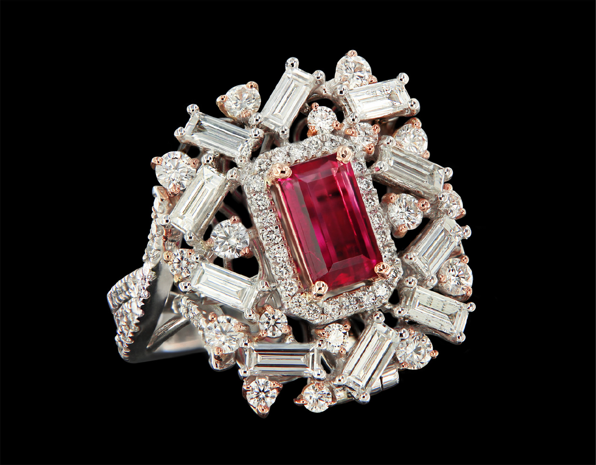 Красный изумруд в классической багетной огранке. Наши статьи выходят каждый день после 18:00. Подписывайтесь на познавательный канал GEM STONES