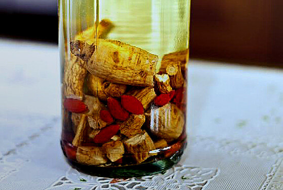 Банка с нашим отваром (исцеляющая петрушка)