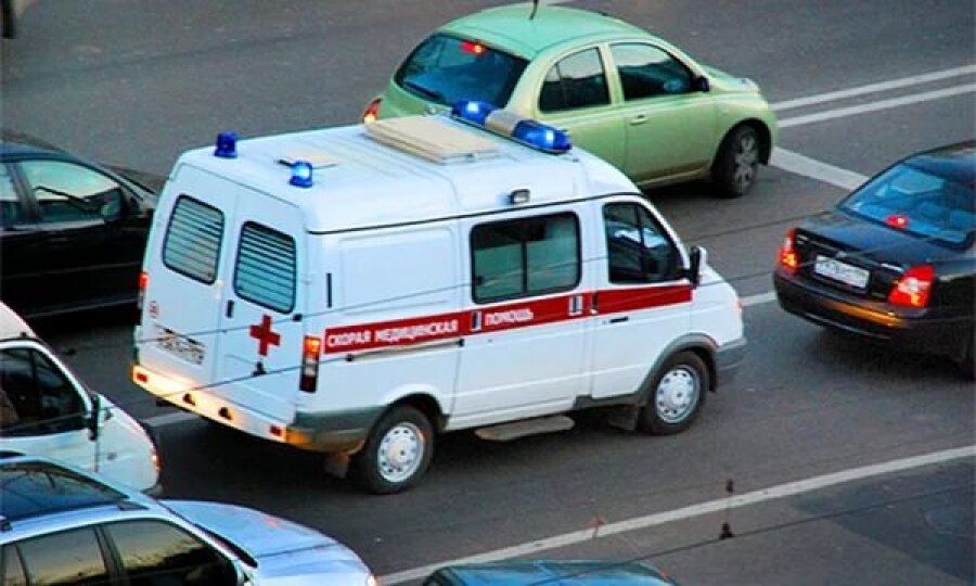 Пропусти скорую. Пропускают скорую. Не пропустил скорую. Скорая помощь во дворе. Скорая во дворе.