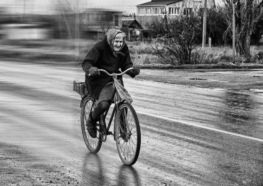 Дети на велосипедах в деревне