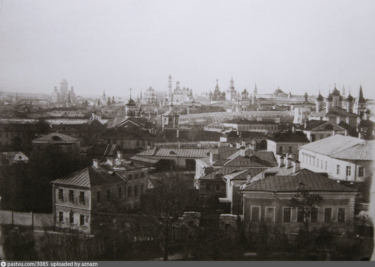 Вид на Кремль с площадки Морозовского сада, 1860-е годы. Похожий вид открывался с балкона дома Куманиных: "Прийдя от всенощной и дожидаясь ужина, мы часто сиживали на балконе, выходящем в сад 3-го этажа. С этого балкона видна была вся Москва, и всё Замосковоречье, и при темноте ночной были ясно обозначаемы иллюминованные колокольни тех церквей, в которых был праздник" ("Воспоминания" А. М. Достоевского). 