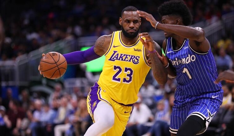 Леброн Джеймс в проходе против Орландо 17.11.2018