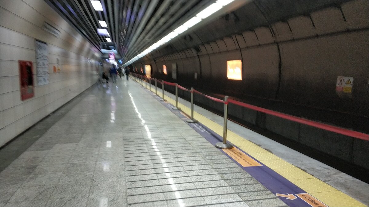 Метро в Стамбуле вечером.