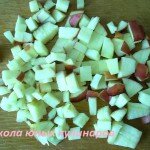 1. Яблоки порезать маленькими кусочками.