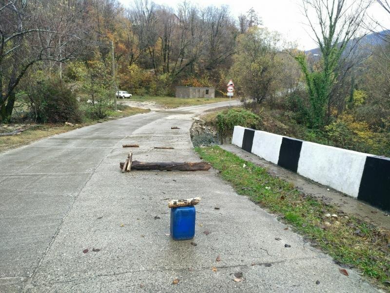 
Дорога на Галицино, Казачий брод, Скайпарк, улица Краснофлотская в Казачем броде, размыло в двух местах очень сильно, грунт из под дороги сполз в ручей, половина дорожного полотна висит в воздухе, произошло все еще после большого ливня, но до сих пор ничего не делается, а даже предостерегающие знаки не установили, установили знаки ограничения скорости 20 км.ч. и Объезд препятствия, знаки непонятные потому как такового препятствия на дороге нет и оползня с дороги не видно из за рельефа и люди продолжают ездить по опасной полосе. По этой дороге ездит рейсовый автобус, школьный автобус и ездят так же груженные самосвалы с каменского карьера, на скайпарк много автобусов и вообще трафик довольно большой, как еще кто либо не провалился удивительно, до беды совсем не далеко, большая часть дорожного полотна буквально висит в воздухе. В администрации Молдовки в курсе, говорят это попало в ЧС, но никаких работ пока не ведется. 