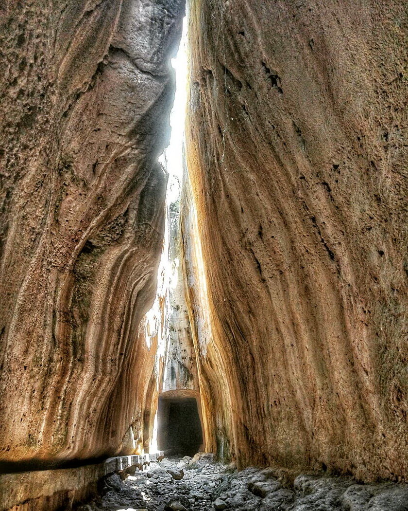 Среди крупный. Туннель Титуса в Турции. Древний тоннель Тита в Турции. Tunnel Canyon. Кольцо Титуса.