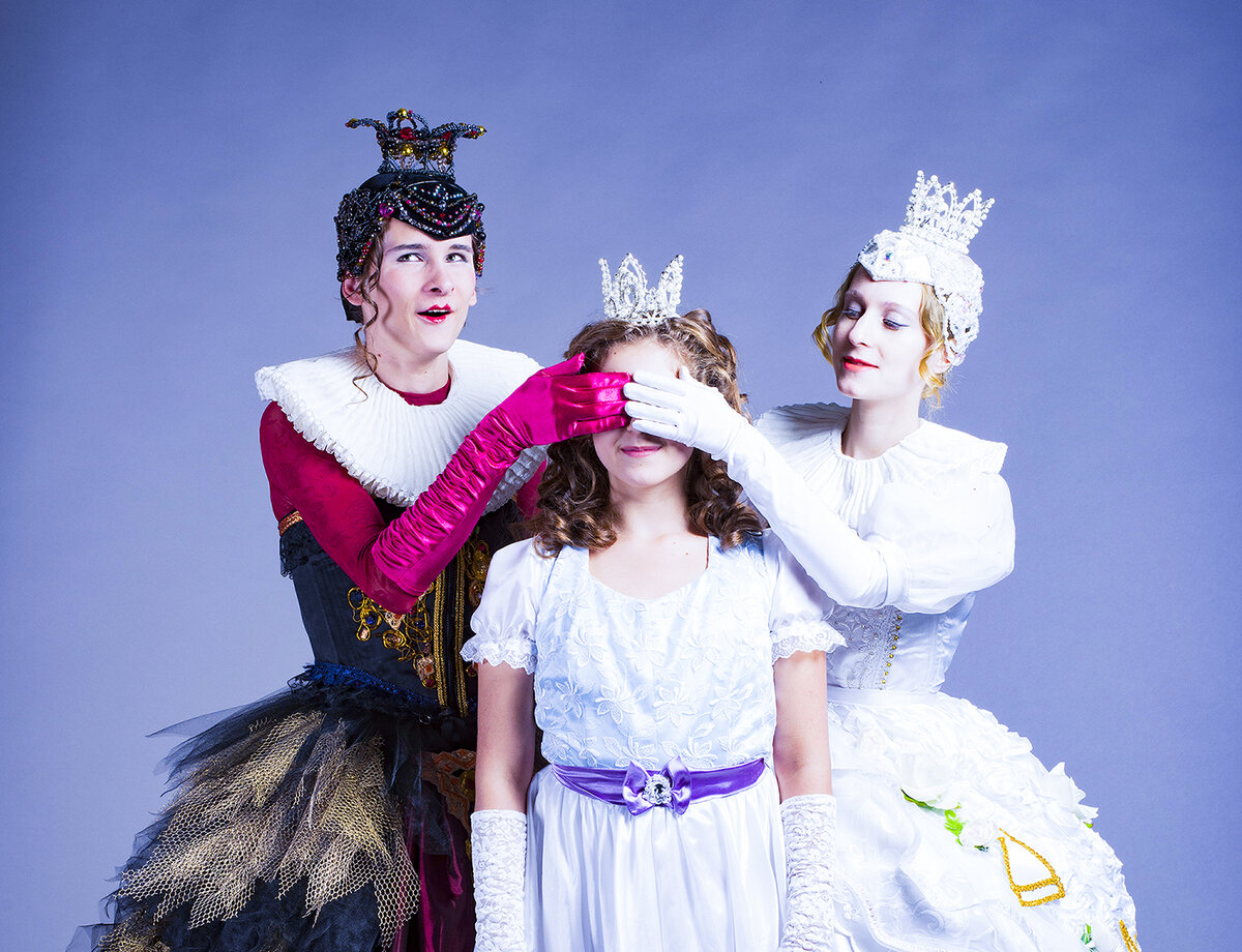 (В роли Красной Королевы Данила Кузнецов - первая редакция роли в спектакле "Золотого театра" 2016-2018 г.г.)