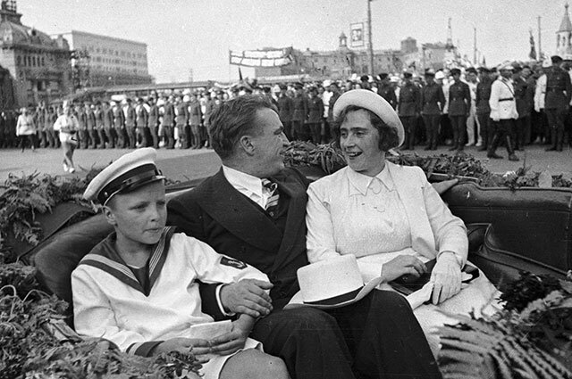 Валерий Чкалов с женой и сыном, 1937 год. Фото ИТАР-ТАСС