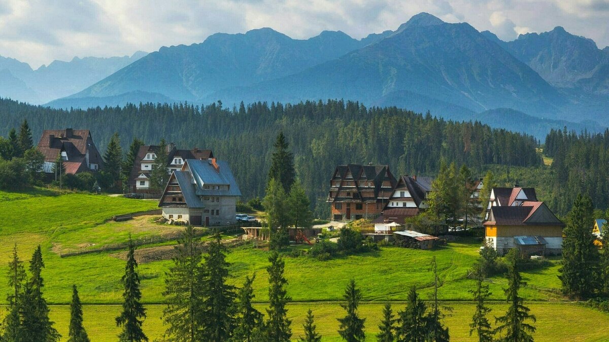 Вид на горное село в Румынии (Трансильвания)