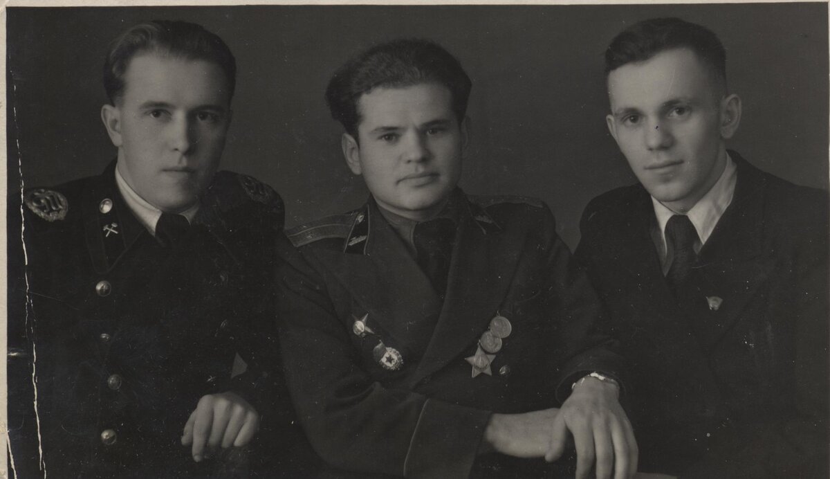 Борис Алексеевич Матвеев (на фото слева) в форме Горного института. Фото из семейного архива