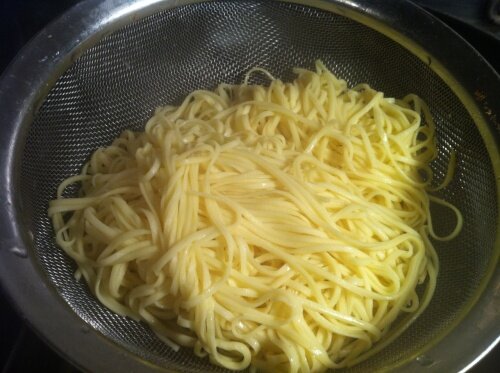 Тоже пытаетесь промывать макароны в дуршлаге холодной водой, но не всегда получается?