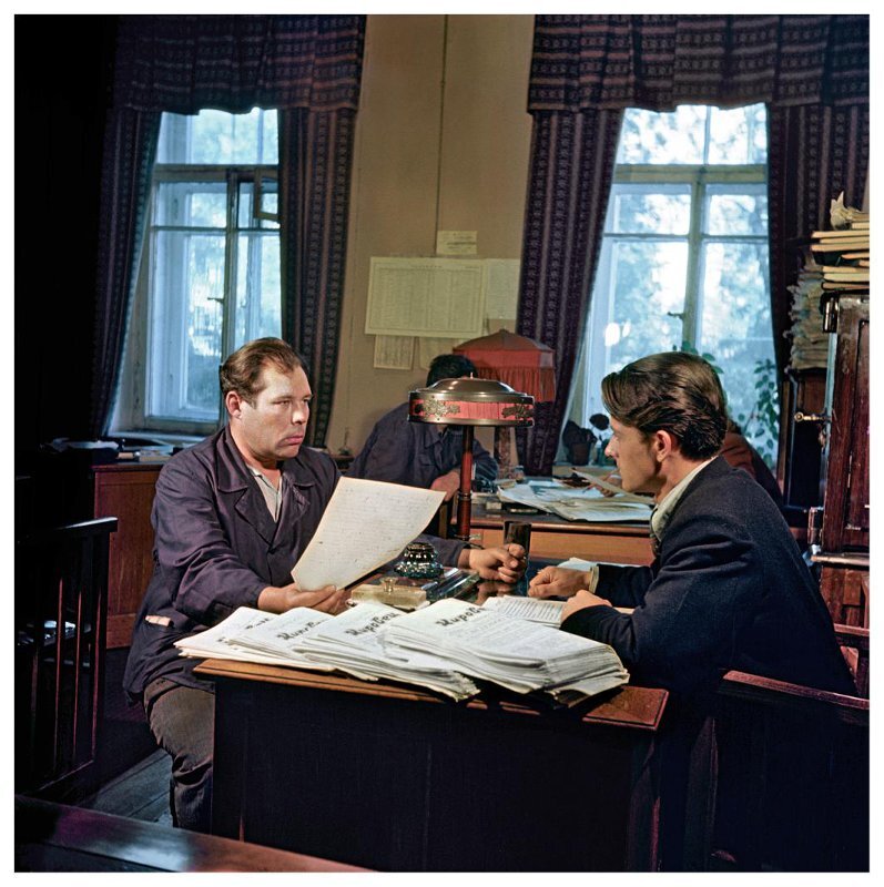 1. Мастер холодно-штамповочного цеха И.П. Петров беседует с сотрудником редакции «Огонька» В.М. Карнущенко. Кировский завод. 1961 год.