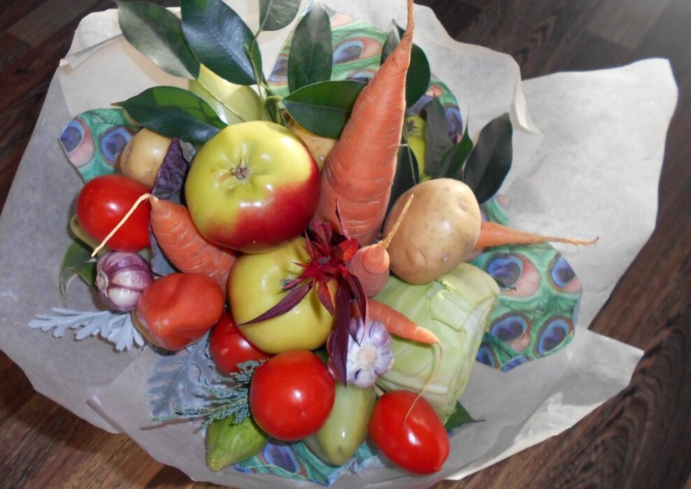 Вот такие витаминные букеты я собираю осенью сыну в садик вместо поделки - чем не пример полезного и бесплатного продуктового набора с грядки.