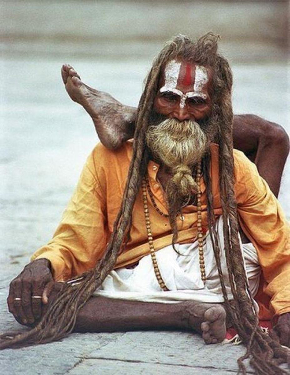 Наверное, все слышали об удивительных способностях йогов. Они умеют останавливать биение сердца и дыхание, остаются живыми, когда их закапывают в землю, могут проткнуть себе щеку шилом и совершают множество других чудес...