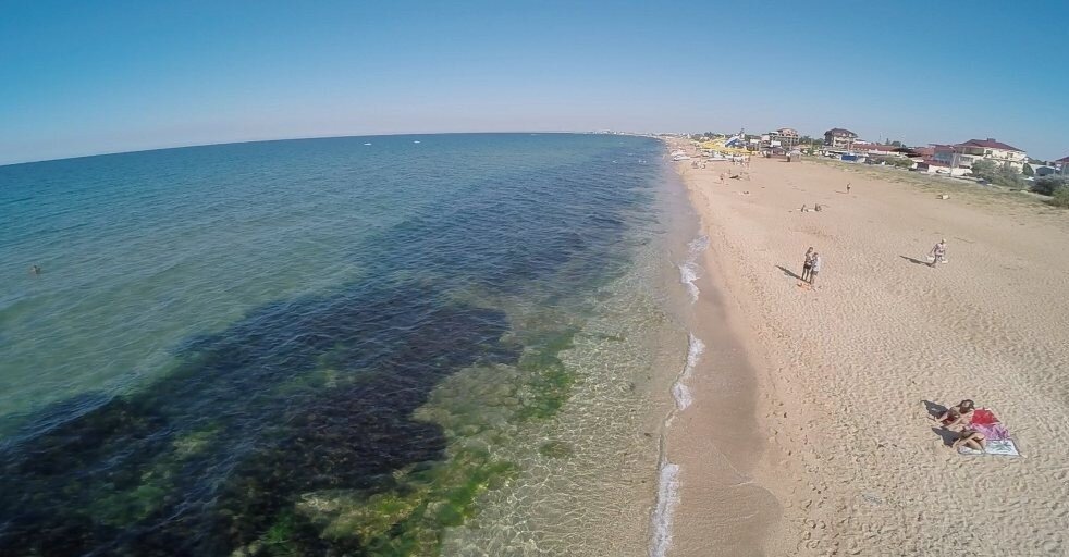 Приморский крым на берегу моря. Феодосия пос Береговое. Село Береговое Крым Феодосия. Пляж Береговое Крым Феодосия. Посёлок Береговое Крым пляж.