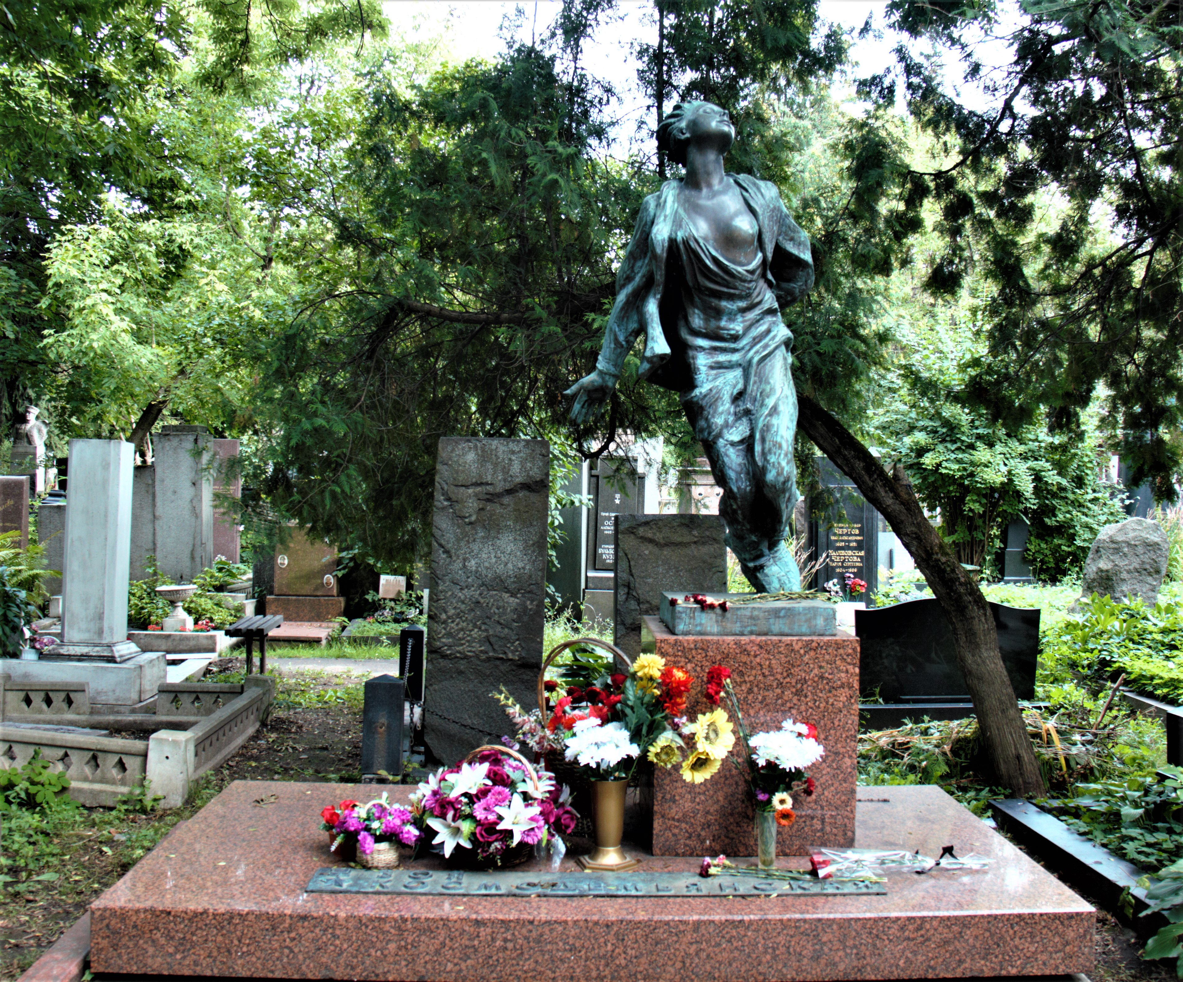 Памятник на могиле Зои, фото автора