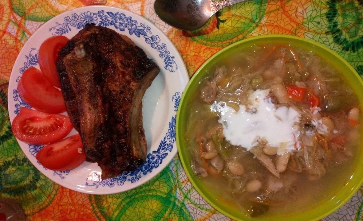 Щи из капусты со стручковой фасолью, сметана, шашлык из свинины, помидор.