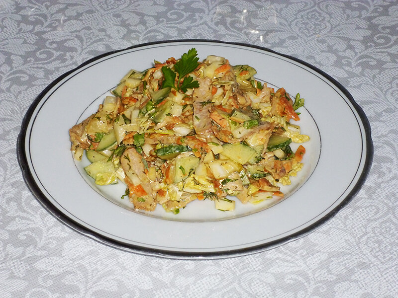 Вкусный салат с овощами и мясом