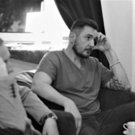 СЛАБОСТЬ 
Скребется сталь и ищет слабину. 
Как человек у человека ищет слабость. 
Ей глупо смерть вменяется в вину. 
Она от смерти не вкушает сладость.

Да и огонь все вылизать готов, 
Пугая нас чрезмерным аппетитом. 
Он воспаленных следствие умов, 
К нему безмозглых тянет как магнитом.

Свинец дурак и вылечить нельзя. 
Ему везет он метко мчится к цели. 
Но пуля-дура, выбрана стезя. 
Курок нажат, и кто-то на прицеле.

Огонь, свинец и сталь, лишь инструмент. 
Для обезумевших, слепых, убогих. 
И выбран подло, выгодный момент
Для лживых целей и людей жестоких. 

НА ВЕТЕР 
Мы любим прятать время по карманам, 
Приковывать изыскано к запястьям, 
А стрелки ищут направленья к счастью, 
Но ось хронометра мешает планам.

Быть может им известно место, 
Где синепёрая клюёт из добрых рук, 
Где, разорвав обыденности круг, 
Забудешь навсегда что было тесно.

Мы любим тратить время понапрасну, 
Когда оно молчаньем давит плечи, 
Когда торопится на встречу вечер, 
Бросаются часы на ветер праздно.

