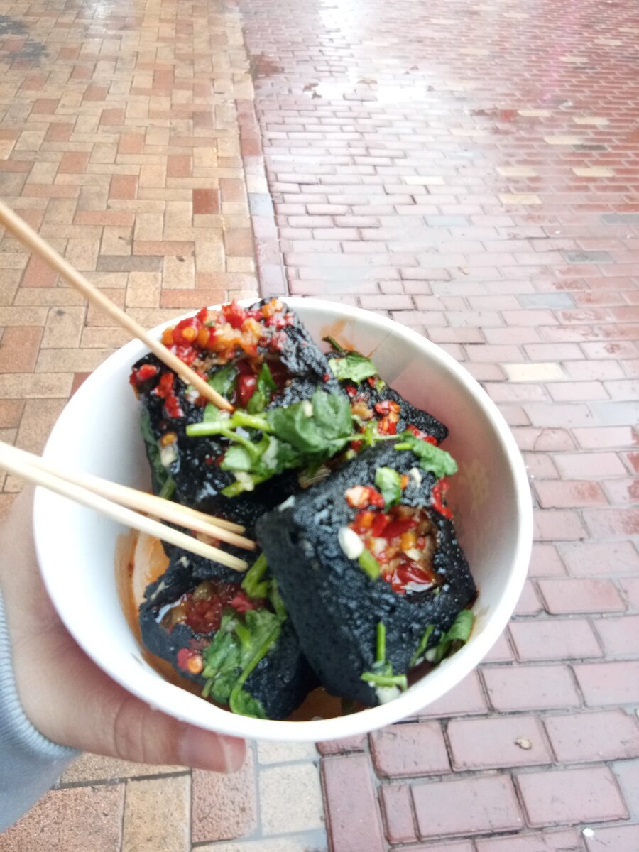 臭豆腐 (chòu dòufu) Блюдо "Вонючий тофу"