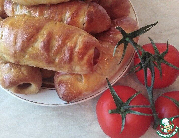 Сразу два в одном, тут и пюре с сосиской в соусе и хлеб (тесто), что ещё нужно голодному студенту, понравится всем без исключения. Получился очень вкусный пирожок)Тесто можете использовать своё для пирогов.