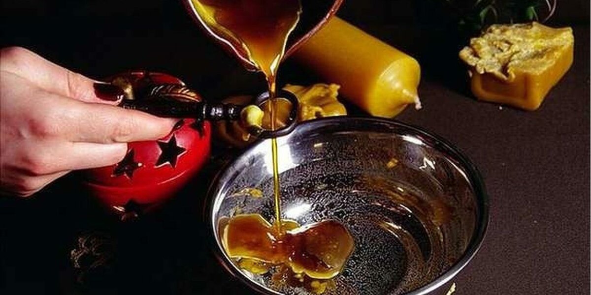 Отливка воском свечи. Растопленный воск. Воск в воде. Магия и гадания отливки на воск. Отливка воском обряд.