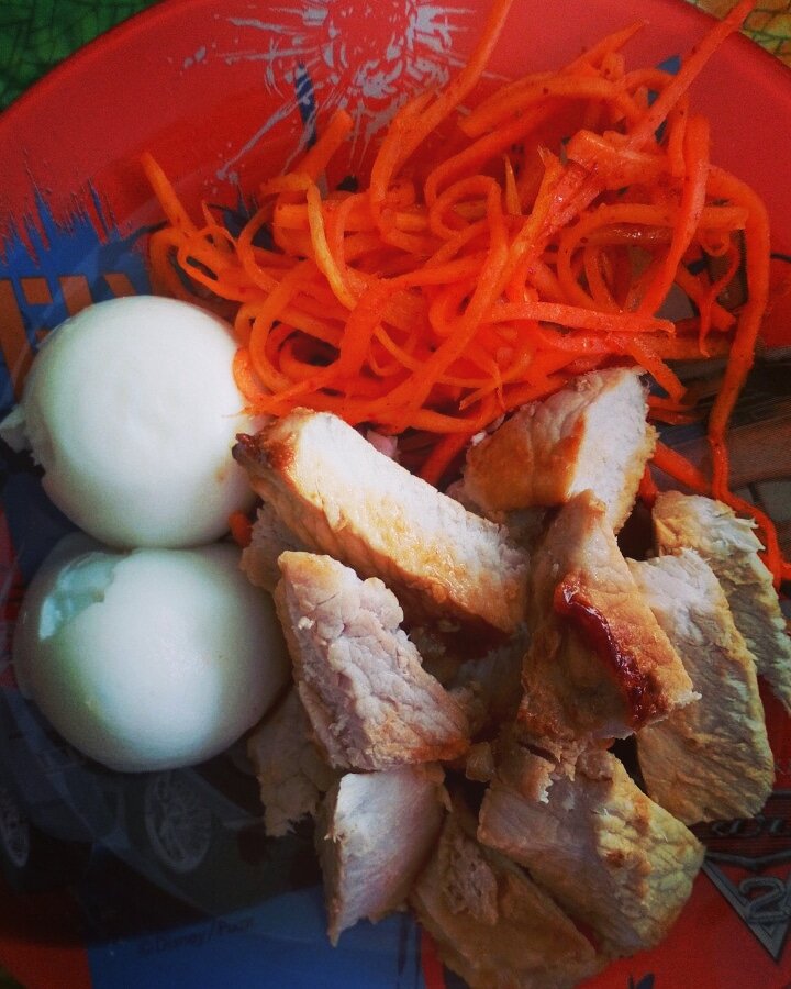 Жареная свинина, вареные яйца, морковь по-корейски.