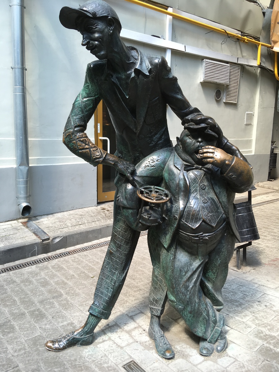 Герои Булгакова - Коровьев и Бегемот у Булгаковского музея. Фото из личного архива