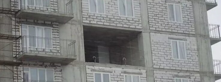 Вы мою стену не видели? Опять упала, хоть на цепь сажай...